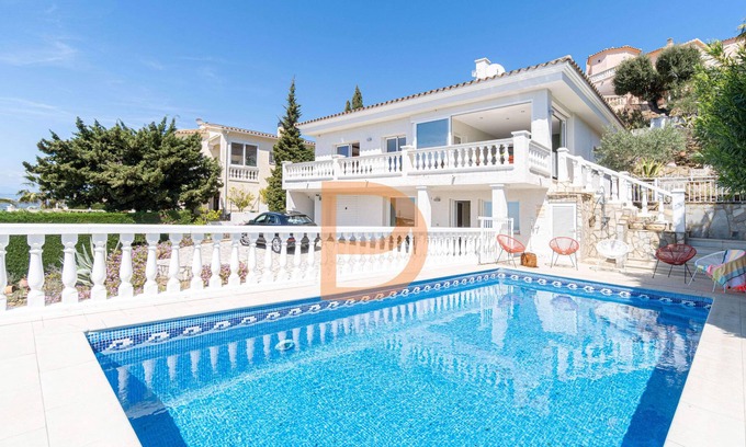 El Mas Isaac Villa | Renovated Luxury Villa with Pool and Barbecue