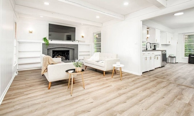 Grandview House | Renovated Modern Home Mins from KC Attractions