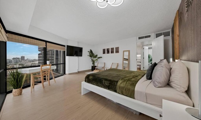 Downtown Honolulu Apartment | Renovated & Modern! Parking+WifI+Pool!