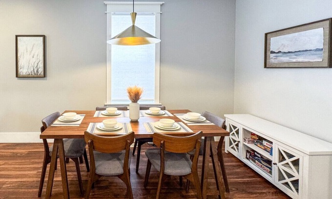 Peterborough House | Renovated, near DT, FAST Wi-Fi, free parking | TS