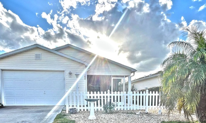 Santiago House | Renovated, Pet Friendly! LIVING IT UP IN THE VILLAGES! 2bed, 1bath Furnished