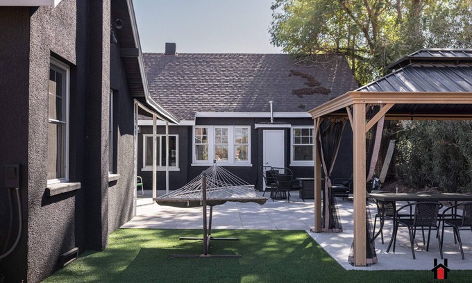 West Second Street Historic District House | Renovated Retro Casita, Firepit Lounge, Hammocks!