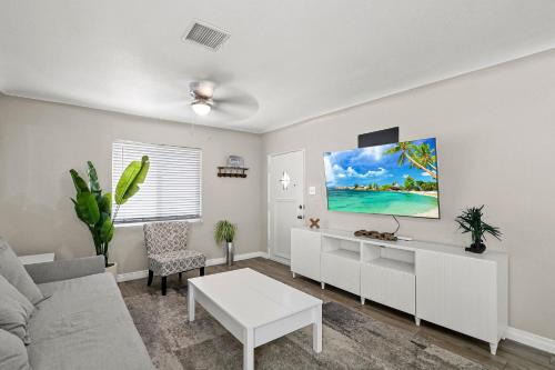 El Paso House | Renovated Stay, Parking, Near DT & Airport
