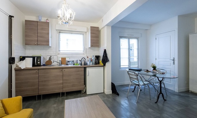 Notre-Dame Apartment | Renovated studio, comfortable, quiet, downtown, 10 'walk from the castle
