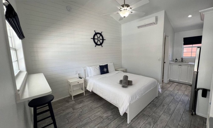 Sunset Beach House | Renovated studio w/king bed & full size kitchen #5