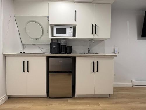 Cote-Des-Neiges—Notre-Dame-De-Grace Apartment | Renovated Studio w Parking Queen Bed and Sofa Bed