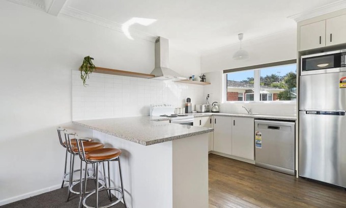 Takapuna Apartment | Renovated Takapuna 2BR Apt l Parking l Skytower