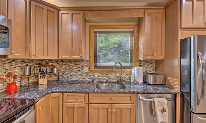Village at Camelback House | Renovated Tannersville Escape, Walk to Slopes