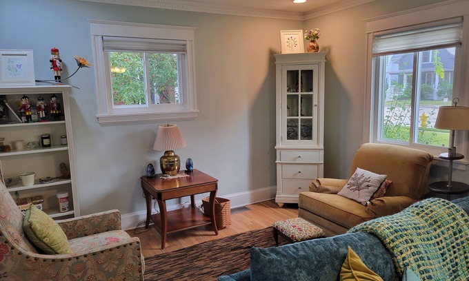 Saint Joseph House | Renovated top to bottom - walk to downtown and beach - stylishly decorated