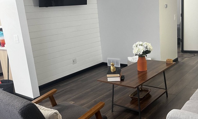 Ottawa Apartment | Renovated Unit! Near Downtown, Restaurants, Shopping and Promedica Hospital.