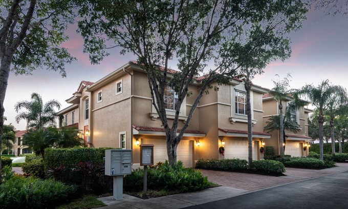 Central Naples House | Reserve for 2024 season or annual! Pristine 4 Bedroom North Naples Condo FLORIDA