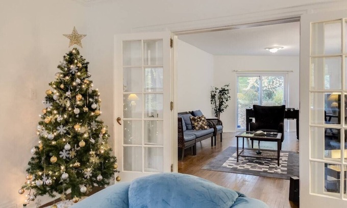 Midtown Toronto House | Reside in one of Toronto's most esteemed neighborhoods, nestled in the heart of Forest Hill