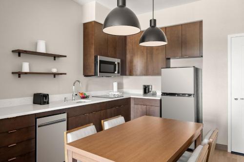 Brookfield Hotel | Residence Inn by Marriott Milwaukee Brookfield at Poplar Creek