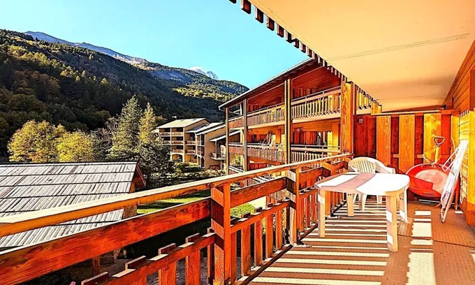 Vallouise-Pelvoux Apartment | Residence Le Palatine - Pleasant T2 with large balcony 4/6 persons