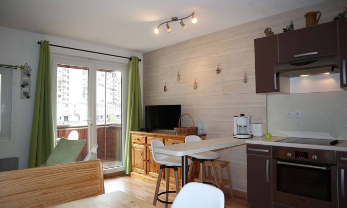 Les Orres Apartment | Résidence Le Sunny Snow a stone's throw from the resort center
