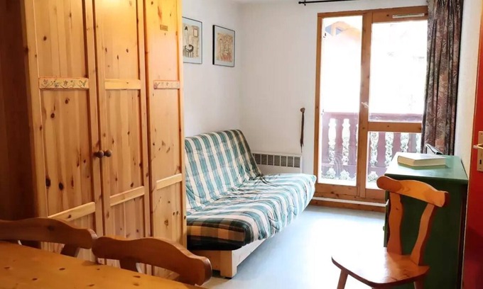 Areches Apartment | Residence Val Blanc 2 - Apartment for 5 people with views of the village and the rock Parstire
