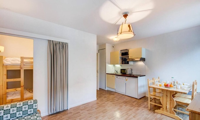 Bagneres-de-Luchon Apartment | Resort center, tv, ski locker, 56m², Luchon-Superbagnères