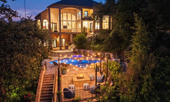 Austin House | Resort Estate 10min→DWTN & Lake. Theater, Putting, Sauna, Cold Plunge 🏊‍♂️⛳️ 🎬
