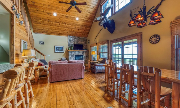Bemidji House | Resort FUN-Beach-Hot tub-Pool-Kayak-Water Trampoline