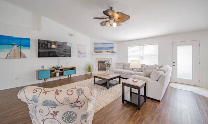 Ono Island House | Resort-like Getaway! 4BR/3BA - 10 Mins from Beach!