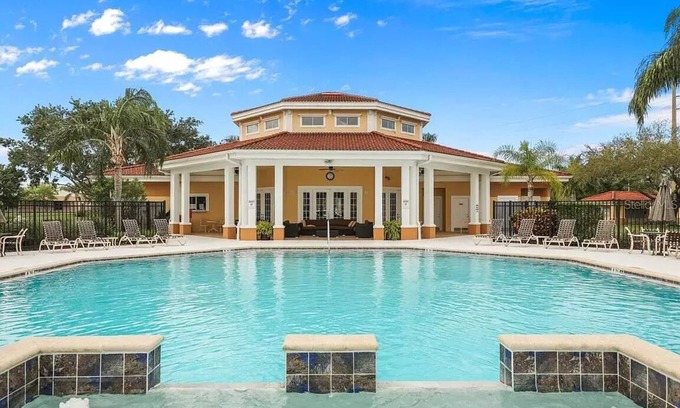 Ringling Park Apartment | Resort living w/Pool, 1 big Bedroom, fully stocked, close to white sanded beach