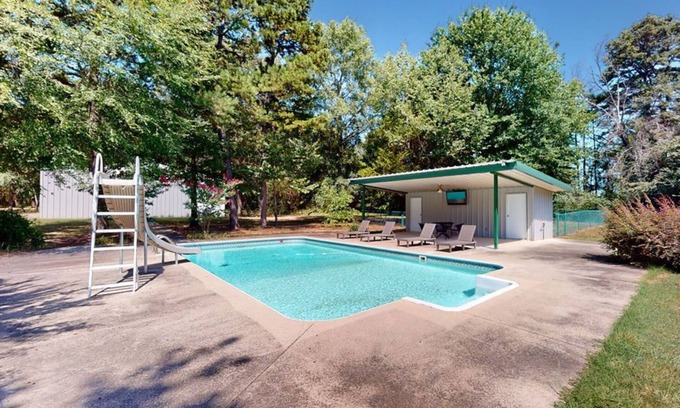 Broken Bow Cabin | Resort Slps34/MainHouse/Pool/6Airstreams/9BD/9BTH|Pickleball Court