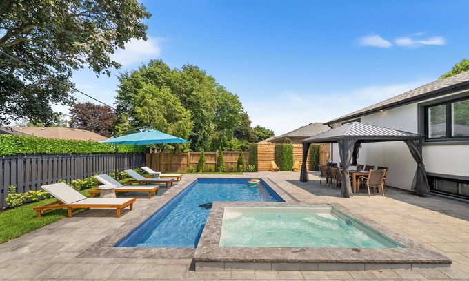 Newtonbrook House | Resort Style 5 Bedroom/3 Bath Home with Pool & Jacuzzi [Jacuzzi open all year]