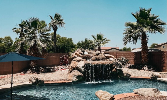 Estrella Village House | Resort Style Heated Pool close to Entertainment