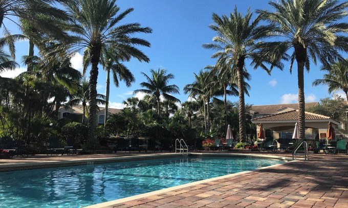 Tequesta Condo | Resort style seasonal rental condo,Ground level wgarage,5 min to beach, htd pool