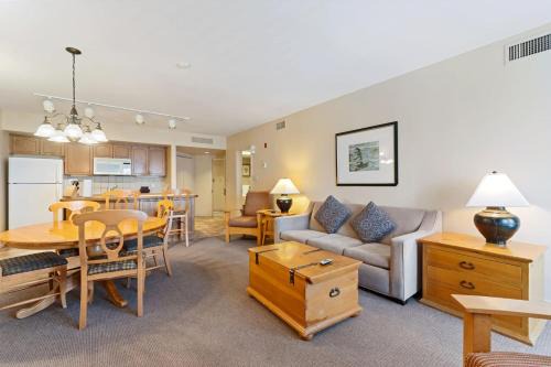Oro-Medonte Apartment | Resort Style with Balcony Hot Tub and Full Kitchen