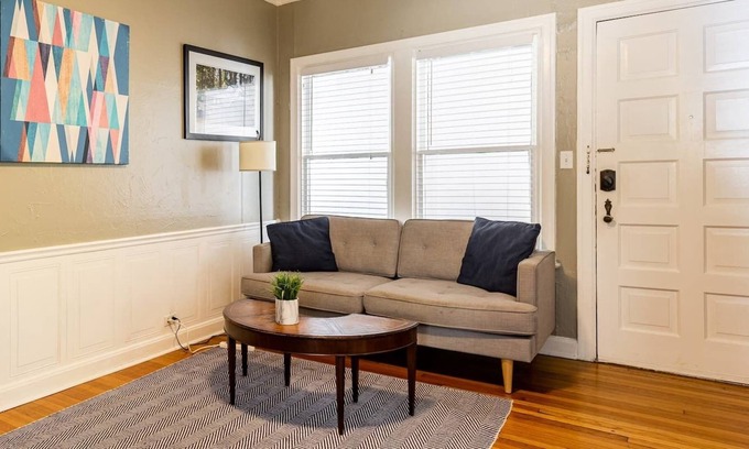 Midtown Apartment | Restored Apartment near it All
