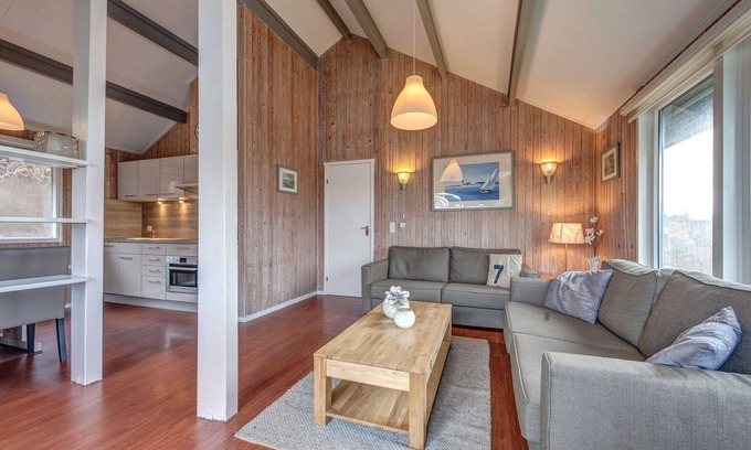 Kronenburg House | Restyled bungalow with dishwasher, near reservoir