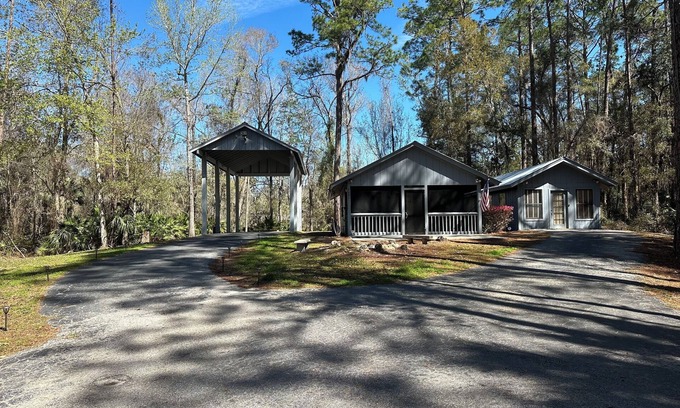 Inglis Cabin | Retreat cabin on Florida’s nature coast 10 mins from Crystal river florida