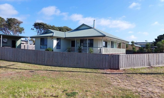 Golden Beach House | Retreat @ Golden Beach, just metres from the sea