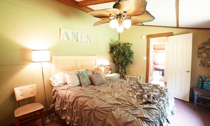 Pendleton House | RETREAT TO HORSE COUNTRY & STAY IN THE ADORABLE PRIVATE TACK HOUSE