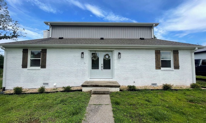 Gilbertsville House | Retreat to the Lake – Spacious 4BR Near The Moors Marina