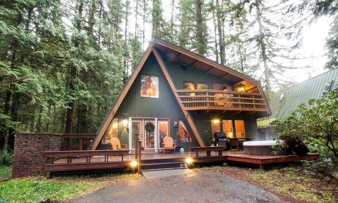 Glacier House | Retro A-Frame Chalet, your perfect getaway to Mt.Baker - Hot Tub, Fireplace, A/C