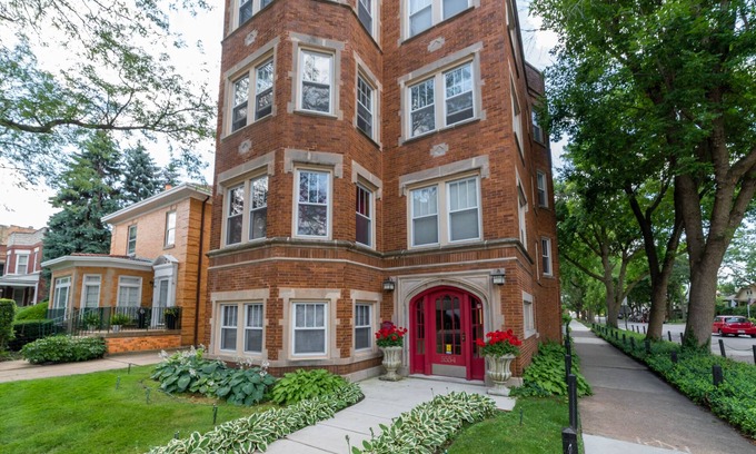 Andersonville Apartment | Retro Apartment in Andersonville