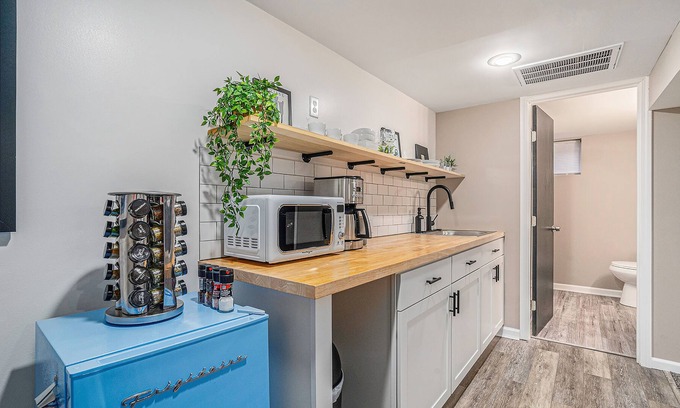 Grandview Apartment | Retro Basement Apartment- 10 mins to shops and IHOPU