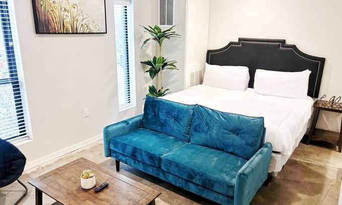 Downtown Des Moines Apartment | Retro Elegant Studio (136)