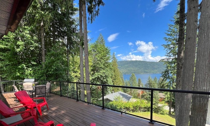 Anglemont House | Retro Lakeview Cabin