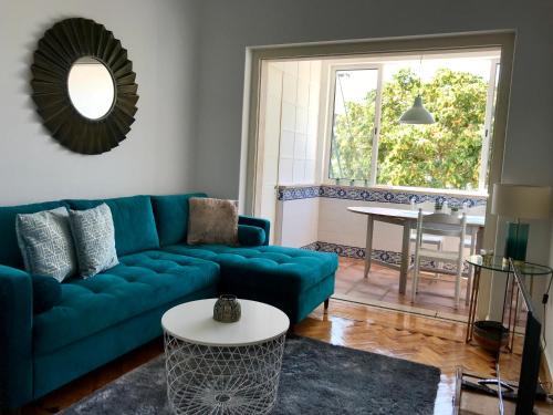 Linda-a-Velha Apartment | Retro Love Belem