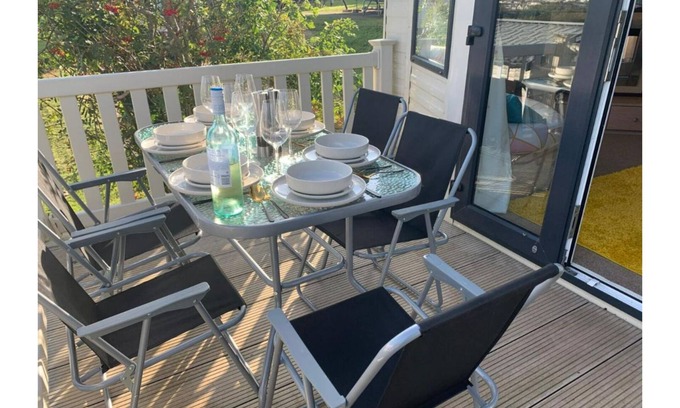 Paignton Apartment | RETRO LUX GET-AWAY BY THE SEA W/POOL, GYM & VIEWS