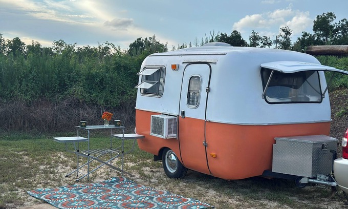 Fairhope House | Retro restored 1-bedroom caravan in Fairhope with AC