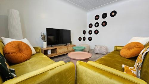 Northeast Edmonton Apartment | Retro Retreat - 3bdr, 1 bath, close to city center