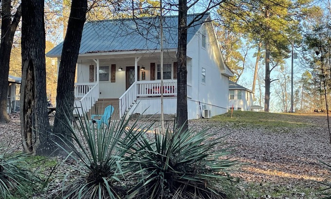 Avinger House | Retro Retreat at Lake of the Pines