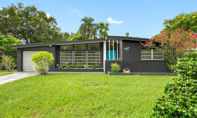 Clearwater House | Retro Retreat - ⭐Close to the Beach! ⭐ Great Rates!