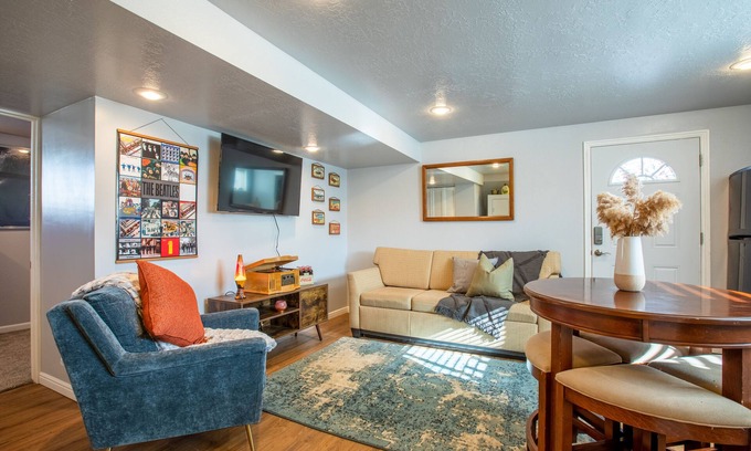 West Bountiful Apartment | Retro Retreat - Full Kitchen, Near Downtown SLC .