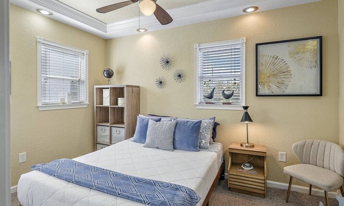 St. Petersburg Condo | RETRO RETREAT in DTSP! Explore the downtown area!