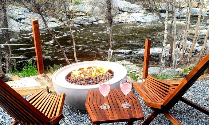 Three Rivers House | Retro River House! Waterfront, Firepitš„, BBQ, Gameroom, 1 min to Sequoia Park.